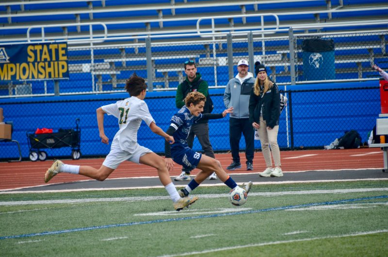 Seahawks senior Liam Stegall blazes past Spartans sophomore Scott McDermott.