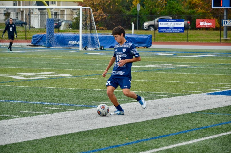 Seahawks sophomore Bodhi Williams passes the rock.