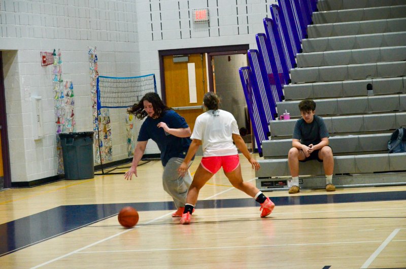 Eva Boos drives the baseline.