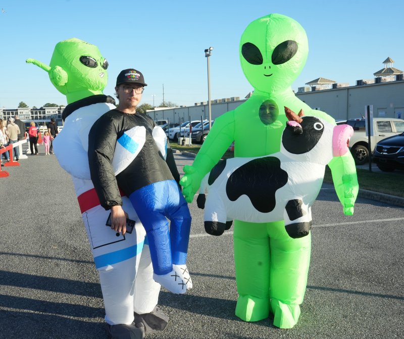 Vince and Raegan Little are ready to enter the event in inflatable alien costumes.