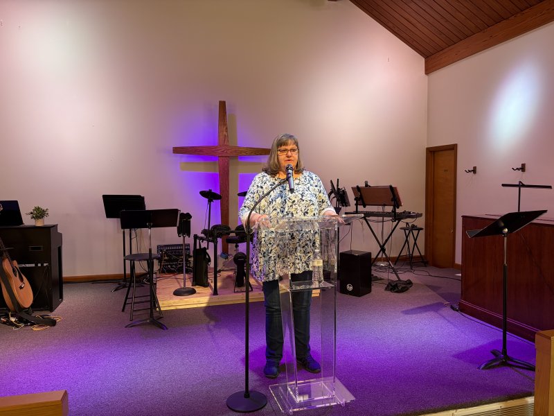 Wendy Coverdale sings the national anthem.