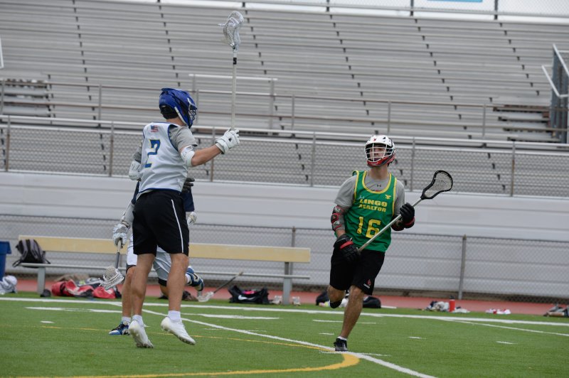 Luke D’Ambrogi carries with his left.