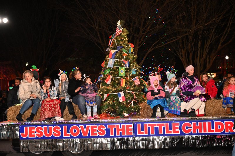 Children wave from the Crossroad Community Church float.