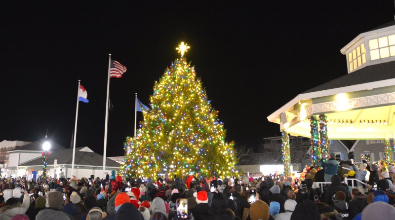 Thousands of people dressed in warm layers to attend the 2025 Rehoboth Beach sing-along and tree lighting. CHRIS FLOOD PHOTO