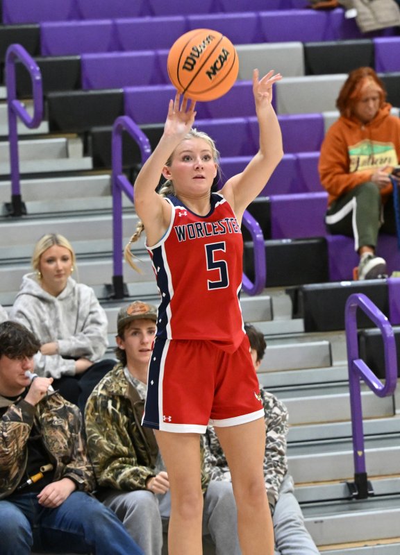Senior Sydney Mize hits a jumper for the Mallards.