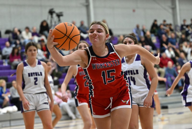 Mallards sophomore Isabella Forman makes a save on the baseline.