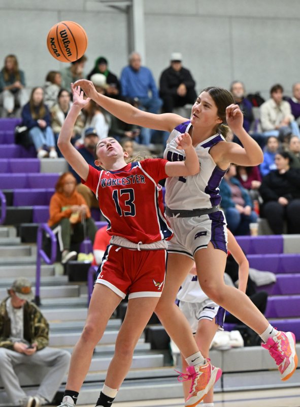 Royals senior Evelyn Bohinski, right, blocks the shot of Worcester Prep’s Emme Walsh.