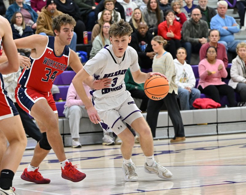 Royals junior Noah Barbrow drives to the hoop on the Mallards’ Jeremy Forman. Barbrow scored 20 points in the victory. DAN COOK PHOTOS
