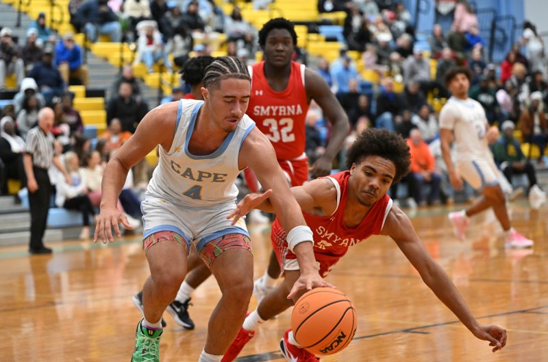 Cape’s Jameson Tingle and Smyrna’s Pharaoh McNeill battle for a loose ball. DAN COOK PHOTOS