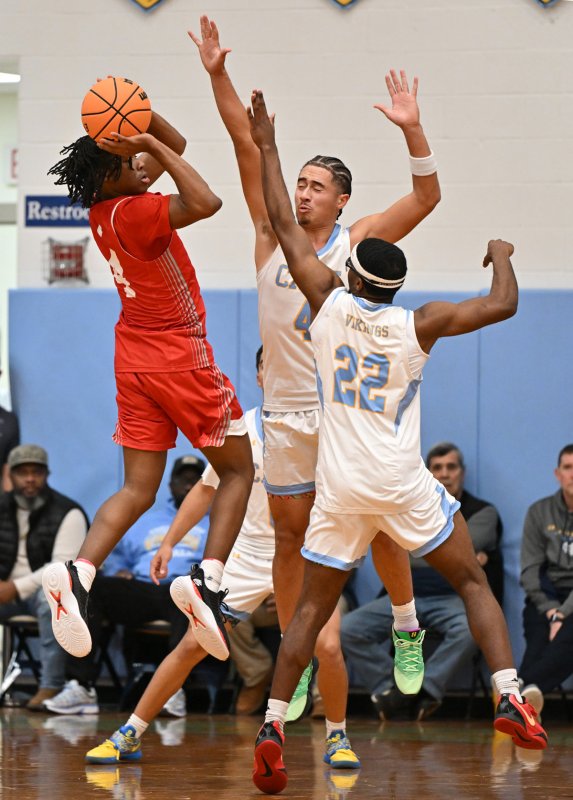 Cape’s Jameson Tingle, center, and Oz Batson go for the block on Smyrna’s Chase Sullivan.