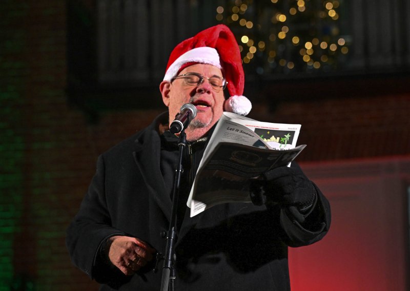 Entertainer Kevin Short leads the crowd in singing “Frosty the Snowman.”
