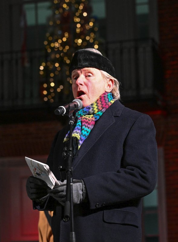 Local entertainer Ed Shockley sings “White Christmas.”