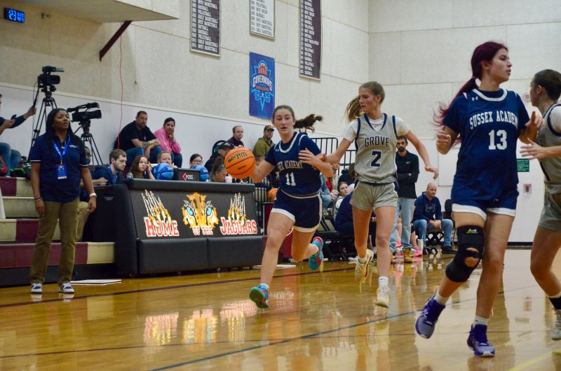 Sussex Academy sophomore Reilly Mobilia races toward the arc in the Seahawks’ 32-25 win over Holly Grove in the Salisbury Christian bracket of the Governor’s Challenge Dec. 29. AARON R. MUSHRUSH PHOTOS