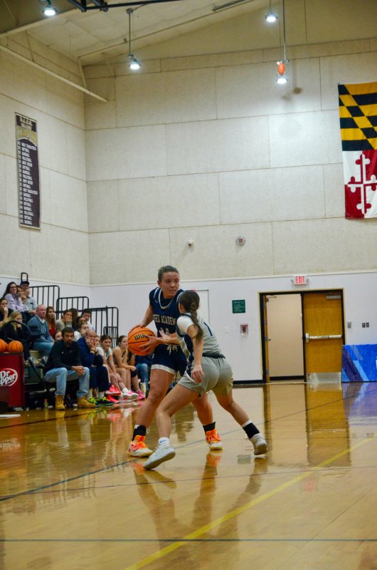 Seahawks junior Grayce Glover prowls the perimeter.