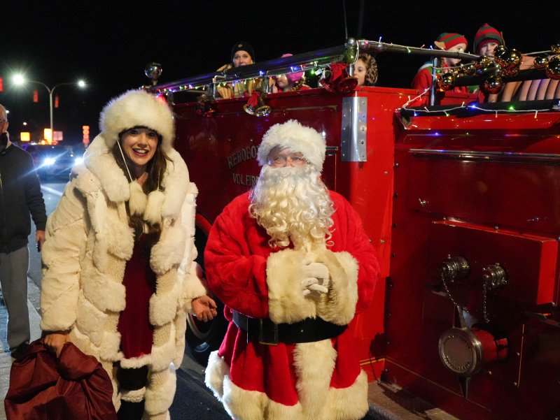 Santa Claus and Mrs. Claus, a.k.a. Dewey Business Partnership Executive Director Kelly Ranieri, arrive at Fifer’s Farm Kitchen by fire truck Nov. 29 for DBP’s annual Dewey Beach Christmas tree-lighting. ELLEN MCINTYRE PHOTOS