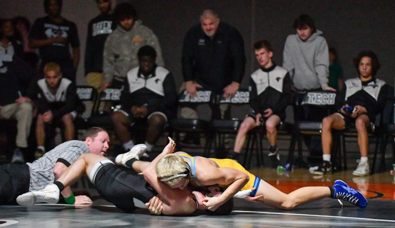 Cape’s Carson Tuer has Bennett Brumbley in trouble at 165.