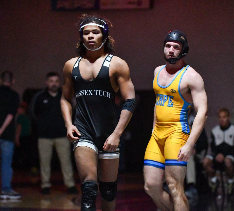 Kayden Andrews of Sussex Tech, left, and Owen Mattioni at 175 pounds.