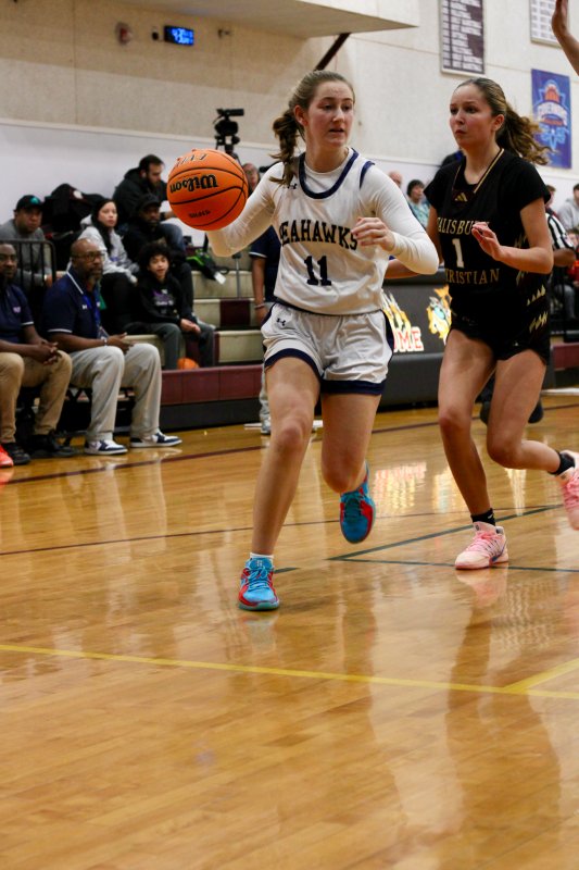 Seahawks sophomore Reilly Mobilia heads toward the paint.