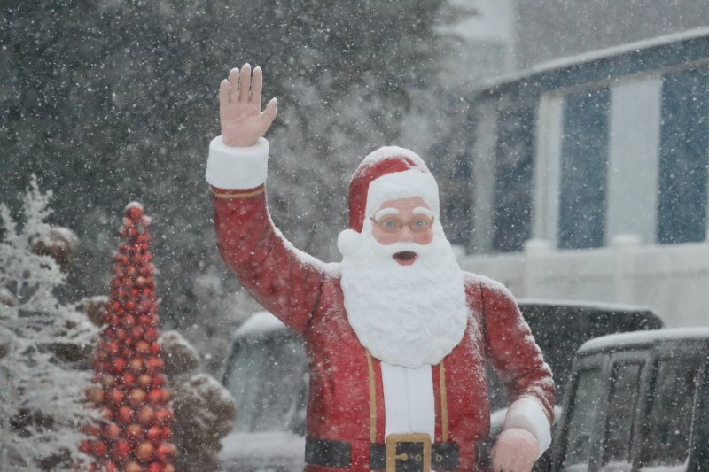 A Santa on Hebron Road in Rehoboth Beach waves at the steady snow on the morning of Dec. 14. BILL SHULL PHOTO