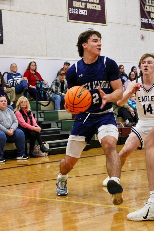 Seahawks sophomore Mason Glover looks inside on the drive.