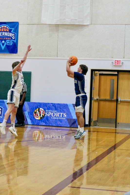 Seahawks sophomore Mason Glover shoots from downtown.