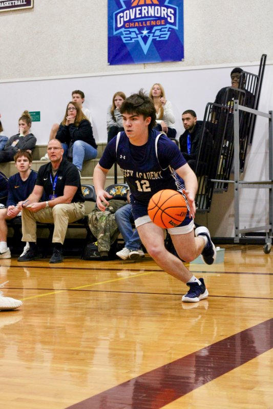Seahawks junior Derek Sachs begins a baseline drive.