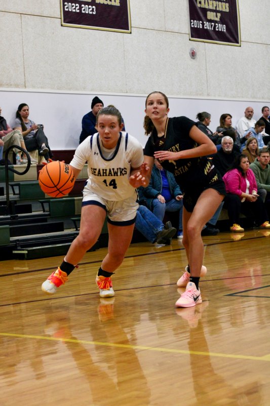 Seahawks junior Grayce Glover drives inside.