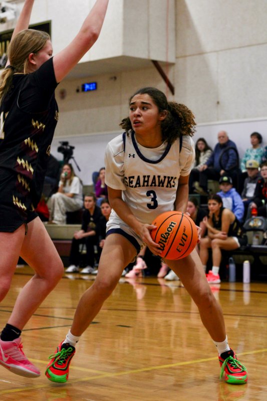 Seahawks freshman Barb Carneiro-Duarte looks to pass inside.