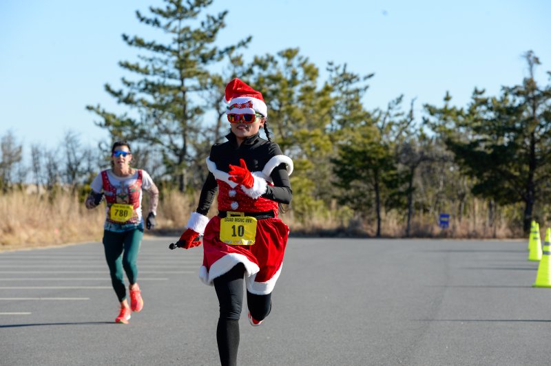 Flor Duerr takes second place in the women’s race in 23:43.