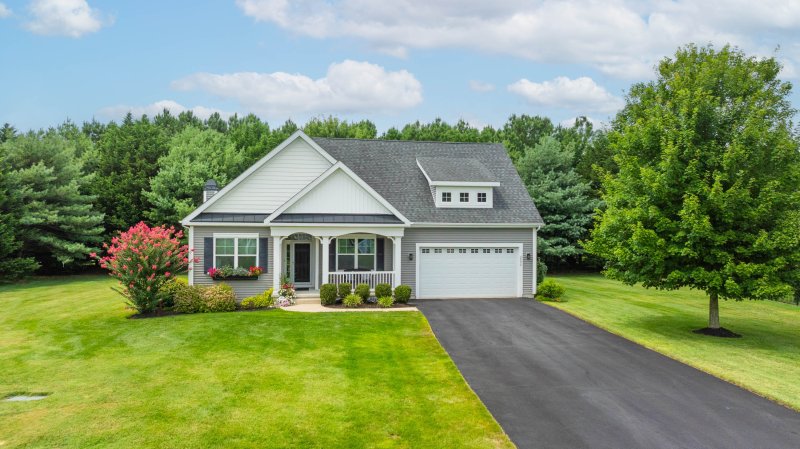 Ben Stentz 609-571-6978
www.luxepropertygroupde.com