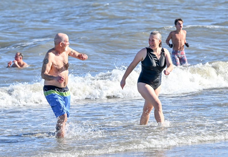 Chip Davis, left, and friend Suzannah Frederick say, “It wasn’t that cold.”