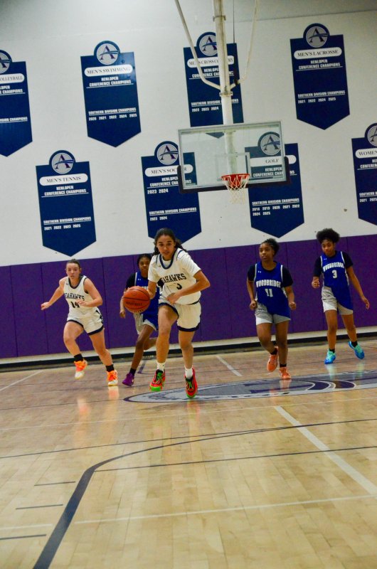 Seahawks freshman Barb Carneiro-Duarte storms across mid-court.