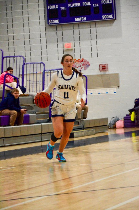 Seahawks sophomore Reilly Mobilia starts the offense.