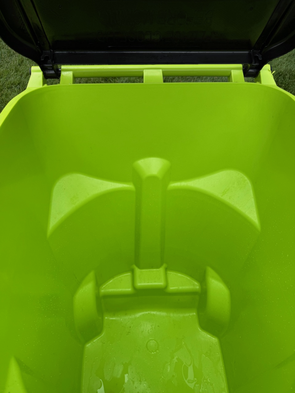 A freshly cleaned trash can following a Beach Bins service.