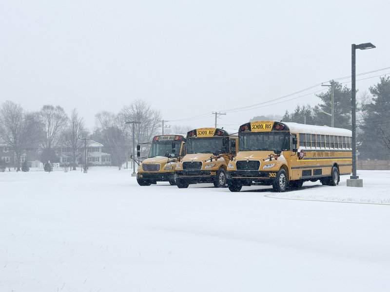 Buses are parked outside Lewes Elementary, but it doesn’t look like they’ll be needed Monday, Jan. 26. NICK ROTH PHOTO