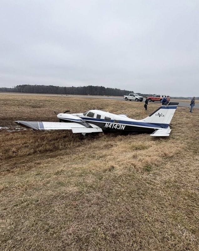 Plane skids off runway in Georgetown