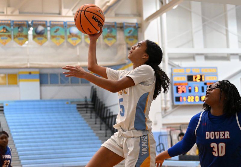 Laura Lima glides in for a basket.