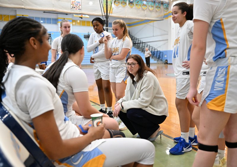 Cape coach Carlin Quinn reviews a defense during a fourth-quarter time-out.