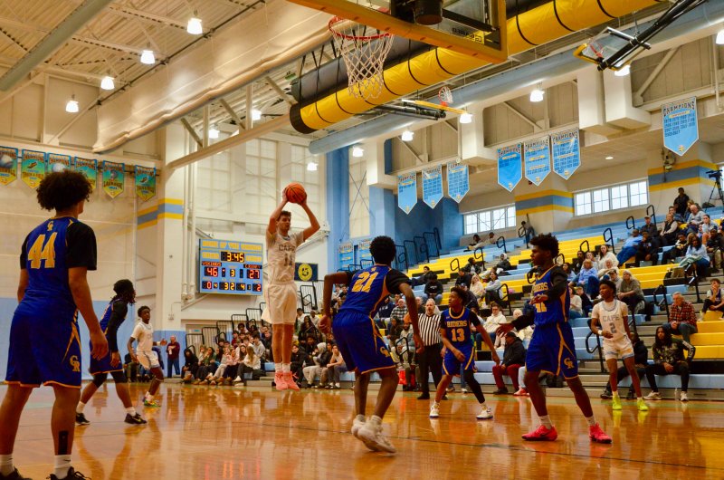 Cape senior Braxton Figgs elevates to pull in a pass. AARON R. MUSHRUSH PHOTO