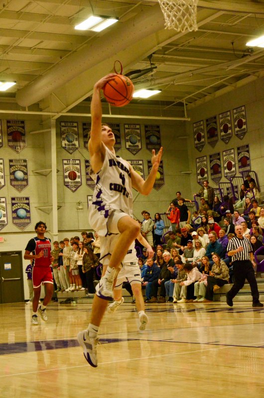 Royals sophomore Asher Woods ascends to the rim.