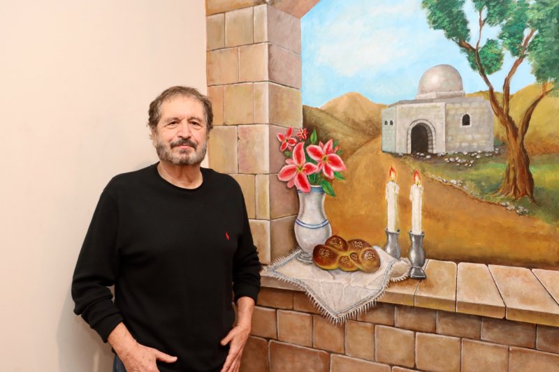 Local artist donates mural to Jewish congregation