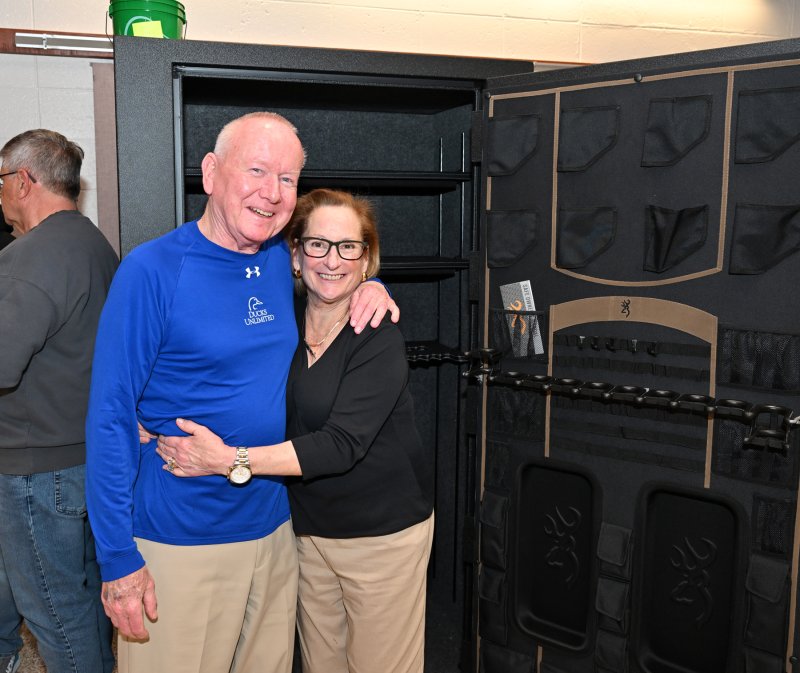Wayne and Bunny Steele check out the gun safe up for auction.