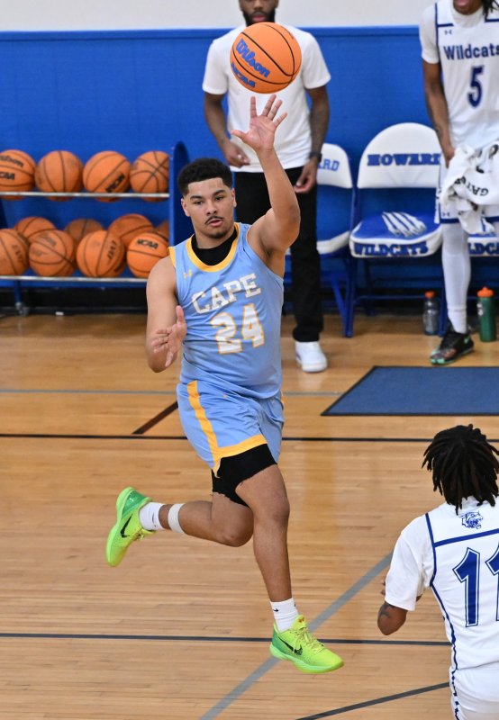 Dell Richards passes an alley-oop to Jameson Tingle.