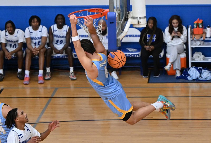 Jameson Tingle gets a dunk in the second quarter.