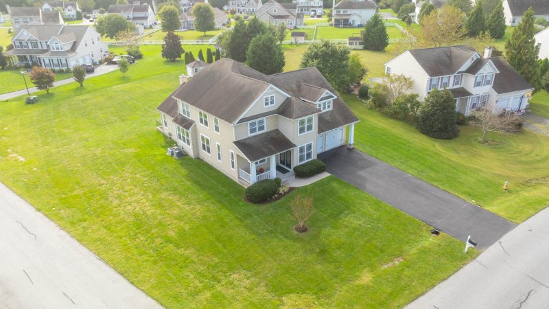 Sun-Drenched 4BR with Screened Porch, Pergola & Gourmet Kitchen
