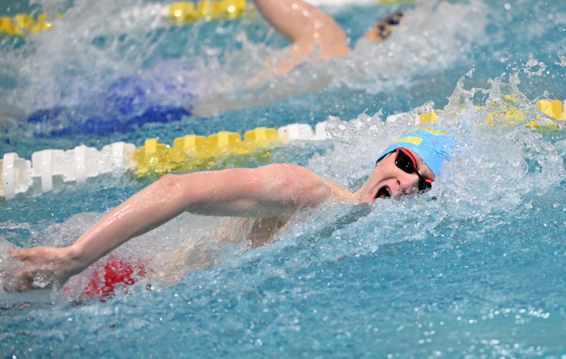 Cape’s Jack Bain swims the 500 free.