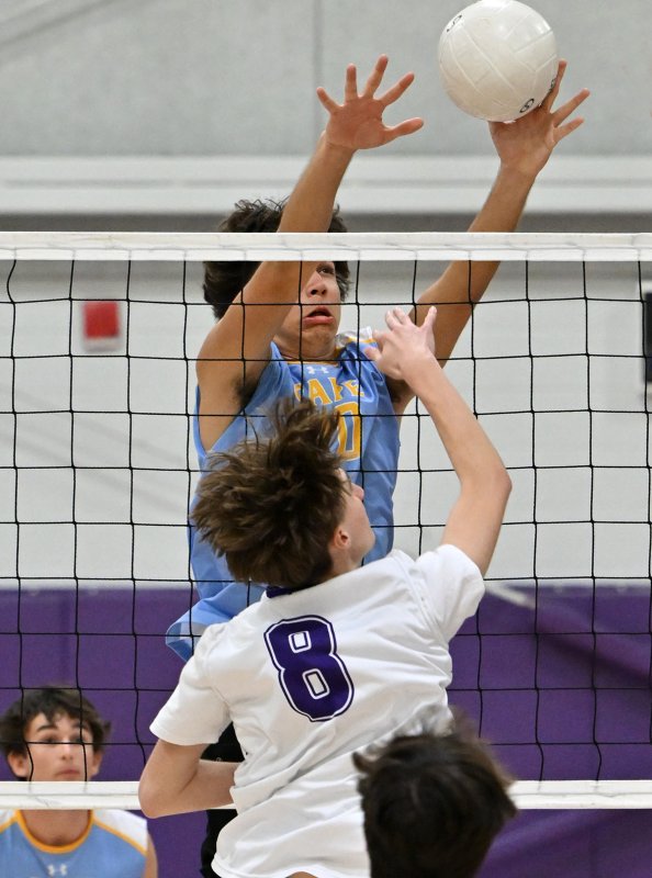 Cape’s Cruz Vent roofs a block on Donavan McCartney.
