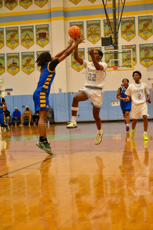 Vikings junior Oz Batson lobs up an alley-oop to Jameson Tingle.