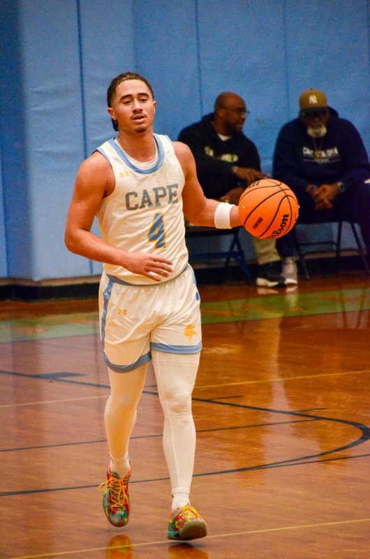 Vikings junior Jameson Tingle brings the ball up on offense.