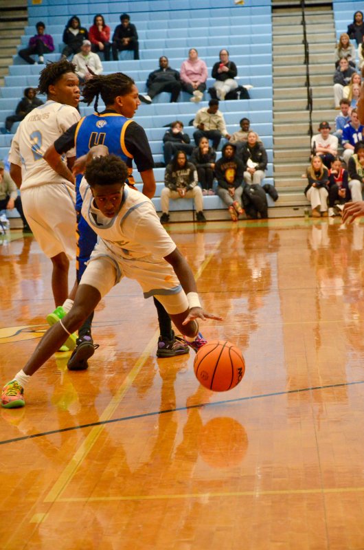 Vikings junior Steve Sivels dashes inside.